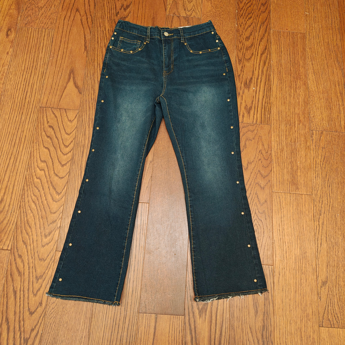 Juniors Low-Rise Kick Flare Jeans with Gold Snap Rivet Detail – Size M